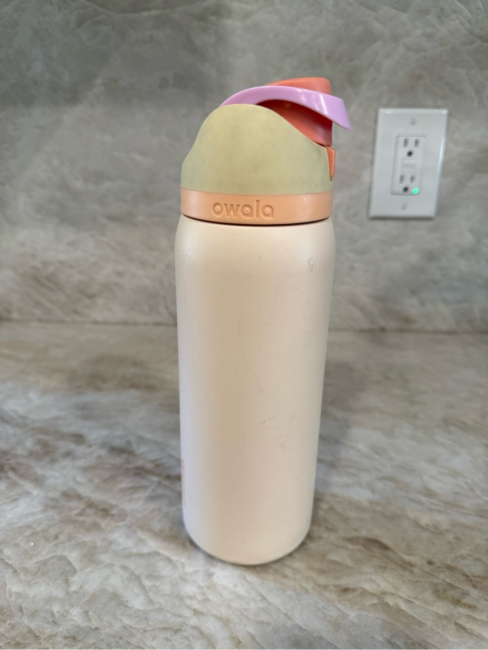 Owala 32 oz FreeSip Insulated Stainless Steel Water Bottle 🌸